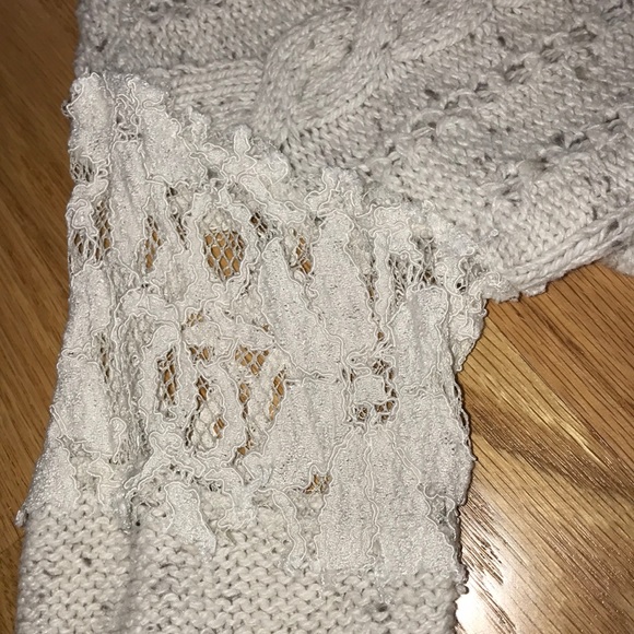 Light grey and lace Holister sweater - Picture 3 of 5